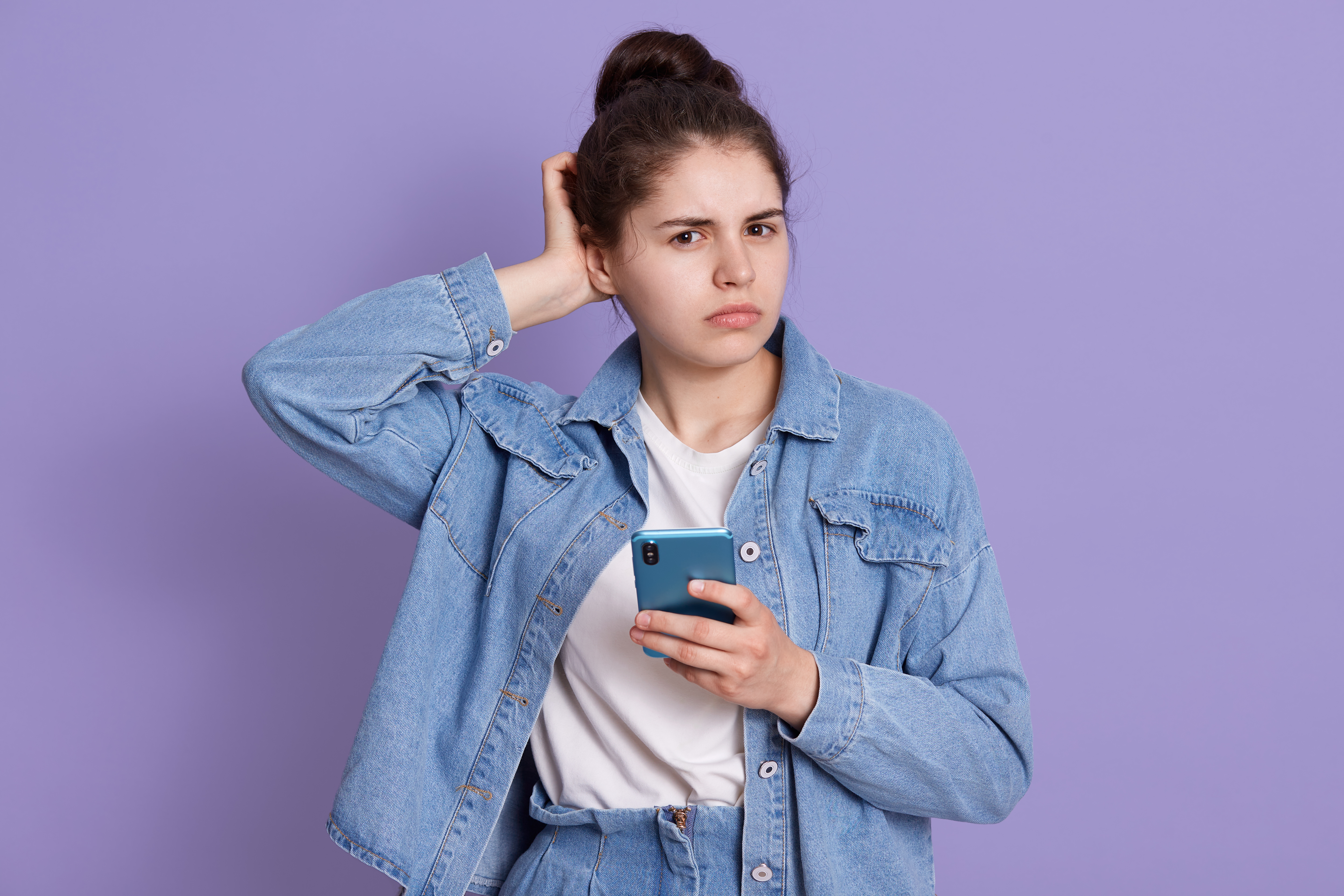 Garota confusa com celular